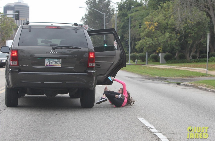 Lúc này, một fan nữ cũng phát hiện ra Justin và nhảy ra khỏi xe để cố gắng chạy về phía thần tượng. 