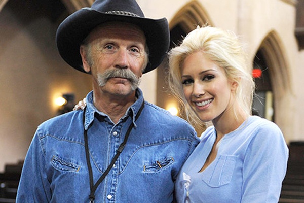 Bo cua nguoi dep dao keo bi to lam dung tinh duc tre em hinh anh