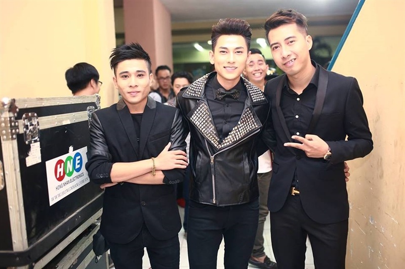 Only C cho biết ngày cưới đã được quyết định trước khi anh nhận lời tham gia chương trình nên không thể thay đổi. Để kịp chương trình, vợ chồng Only C đành tổ chức tiệc cưới sớm hơn trong ngày. 