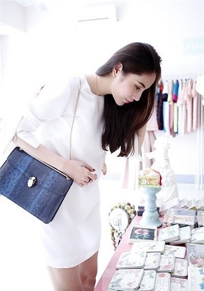 Thủy Tiên cũng sở hữu một chiếc Bvlgari Serpenti da rắn khác màu xanh. Chiếc túi này có giá khoảng hơn 3500 $, tương đương khoảng 80 triệu đồng.