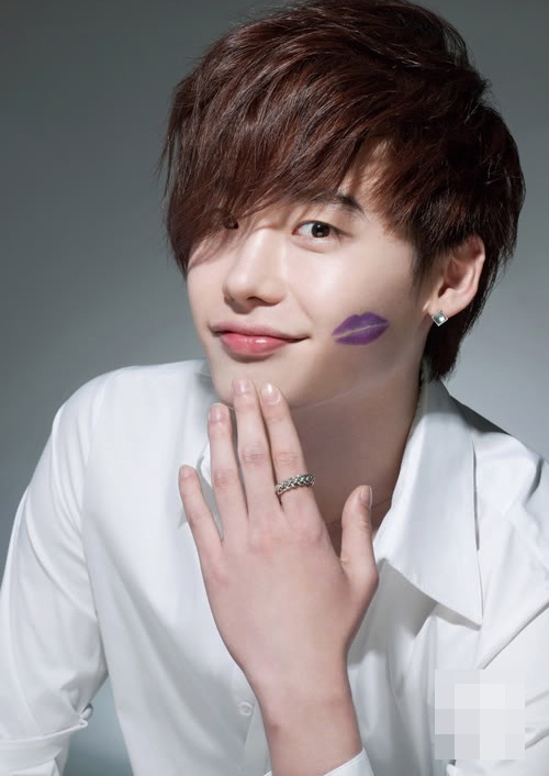 Những biểu cảm của Lee Jong Suk trở nên đáng yêu hơn nhờ đôi môi này. 