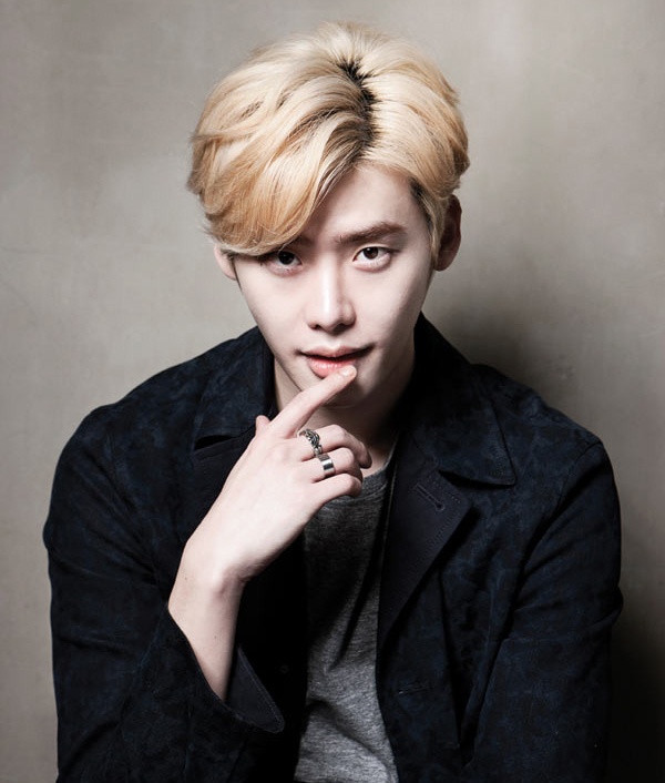 Lee Jong Suk đang là một trong những nam diễn viên trẻ ăn khách nhất của màn ảnh Hàn Quốc hiện nay. Nam diễn viên Pinocchio có gương mặt thư sinh, được chú ý nhiều nhất với làn môi dày và cong. 