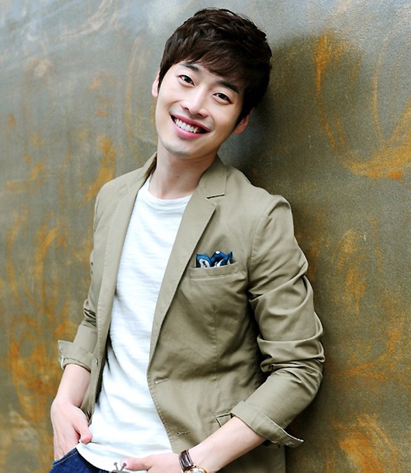 Mỹ nam 33 tuổi khiến nhiều fan nữ rụng tim mỗi khi mỉm cười tươi tắn, anh được đặt biệt danh là người có “nụ cười thiên thần”. 