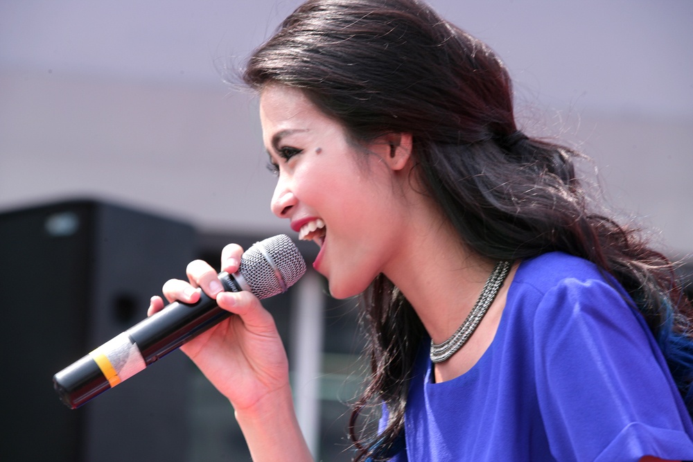 Dong Nhi khuay dong su kien cuoi nam hinh anh