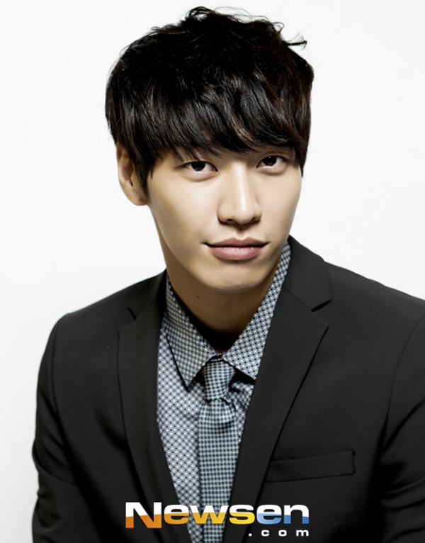 Khuôn miệng rộng với bờ môi dày không khiến Kim Young Kwang giảm đi nét nam tính, ngược lại nó làm nên nét đặc biệt cho nam người mẫu kiêm diễn viên. 