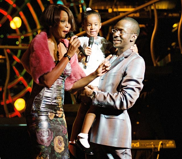 Bobbi được bố mẹ đưa lên sân khấu trong một concert ở New York khi Whitney đang đi tour My Love Is Your Love. Diva nghẹn ngào nước mắt hạnh phúc. “Con gái tôi là nguồn cảm hứng tuyệt vời nhất” – Whitney chia sẻ tại một trong những buổi phỏng vấn cuối cùng trước khi mất.