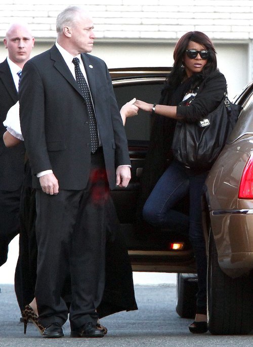 Ngày 11/2/2012, Whitney Houston được phát hiện đã chết trong bồn tắm khách sạn. Đây là cú sốc lớn với Bobbi bởi cô bé rất thân thiết với mẹ. Hôm 17/2, Bobbi có mặt trong đám tang của mẹ.  Trước đó vài ngày, hai mẹ con diva còn đi bơi cùng nhau. Các trang tin hé lộ Bobbi suy sụp vì cái chết đột ngột của mẹ nên đã tìm đến ma túy để trút đau khổ. 