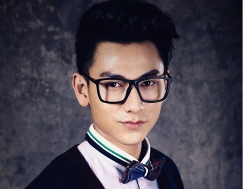 Isaac thich co gai co hinh xam tren co the hinh anh