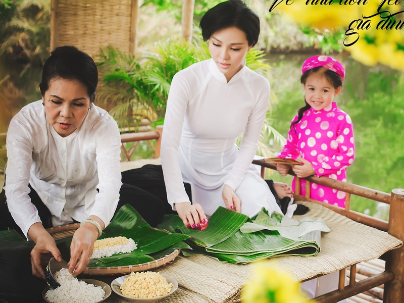 A hau Tra Giang cung me goi banh chung don Tet hinh anh