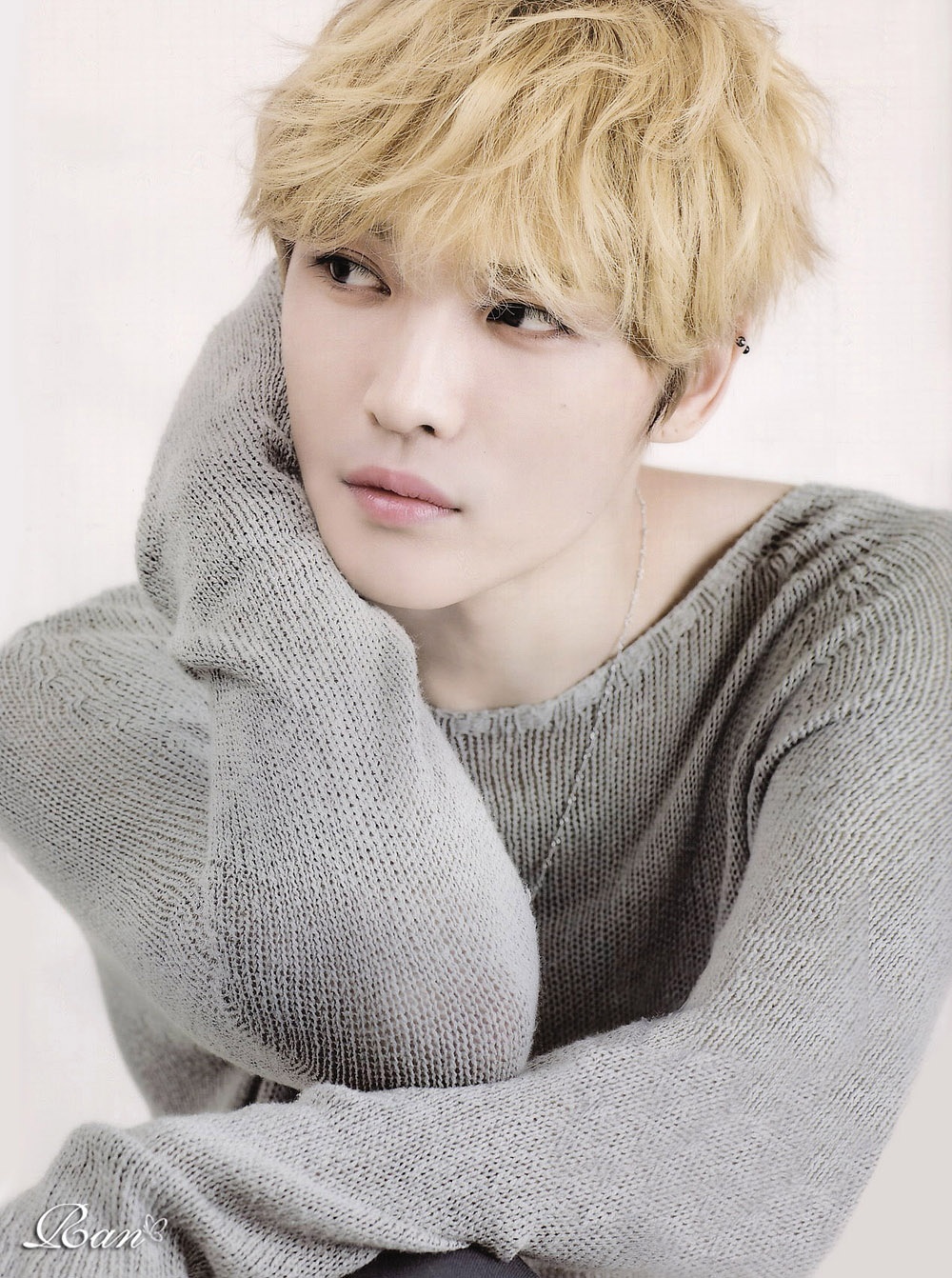 Để có được vẻ mỹ nam hoàn hảo trong mắt người hâm mộ, Jaejoong trong nhóm nhạc JYJ phải rất nỗ lực bởi anh có làn da vô cùng nhạy cảm. Nam ca sĩ phải tránh sử dụng sữa rửa mặt trừ khi thật cần thiết, thay vào đó, Jaejoong chỉ rửa mặt với nước.