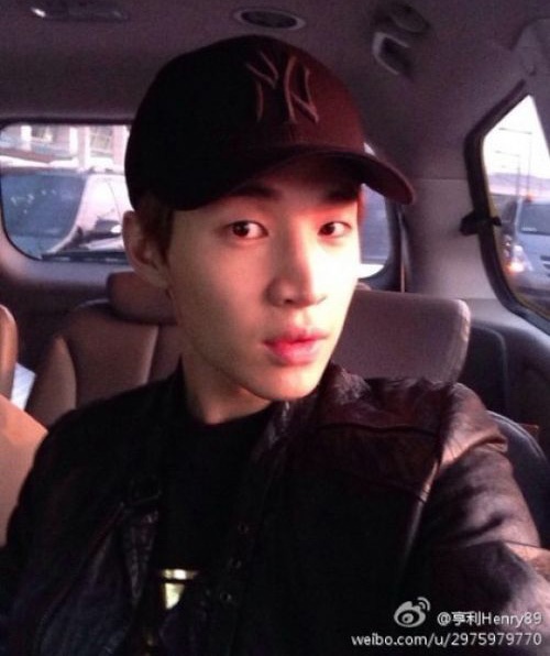 Henry của nhóm Super Junior M nổi tiếng với gương mặt trẻ lâu cùng làn da khỏe khoắn. Nam ca sĩ tiết lộ để da khỏe, anh thường uống một cốc trà nóng vào mỗi buổi sáng sau khi vừa thức dậy.