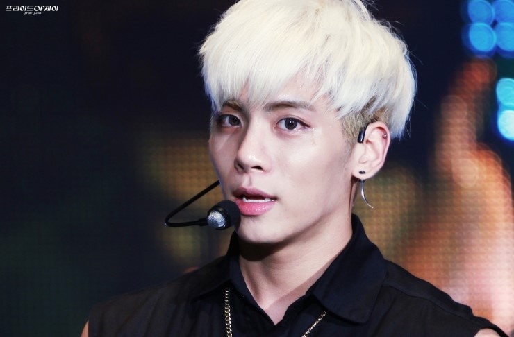 Nam ca sĩ Jong Hyun thừa nhận không phải lúc nào anh cũng có làn da mịn nhưng luôn chắc chắn sử dụng mặt nạ đều đặn để dưỡng da.