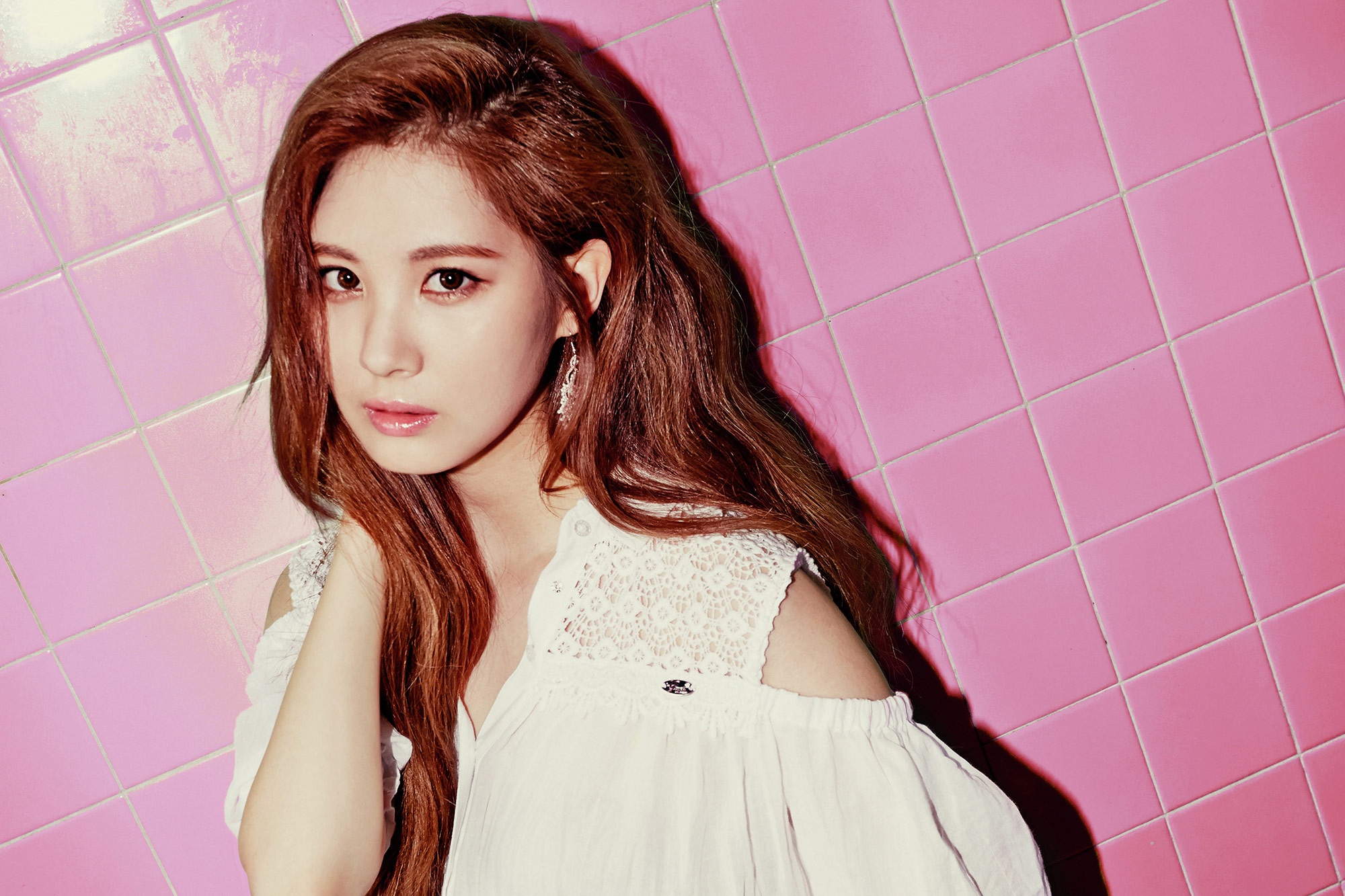 Sau khi rửa mặt, nữ ca sĩ Seo Hyun thuộc nhóm SNSD xoa một dầu mỏng để giữ ẩm và giúp da khỏe.