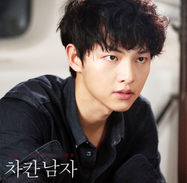 Nam diễn viên điển trai Song Joong Ki đã 29 tuổi nhưng vẫn như thư sinh nhờ vào làn da trắng sữa. Song Joong Ki cho biết anh để có được làn da hiện tại, anh rửa mặt với sữa trước khi đi ngủ mỗi đêm, đồng thời cũng tránh các thiết bị tỏa nhiệt để da khỏi bị khô.