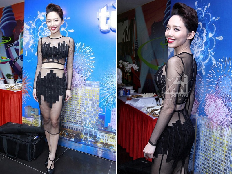 Đầu tháng 2 vừa rồi, thí sinh gợi cảm của The Remix đi dự sự kiện ra mắt phim cũng với bộ váy xuyên thấu làm tôn lên thân hình hoàn hảo. Dù bộ cánh được đánh giá khá táo bạo vì để lộ nhiều da thịt nhưng không hề phản cảm nhờ những khu vực nhạy cảm được che đậy kín đáo. 