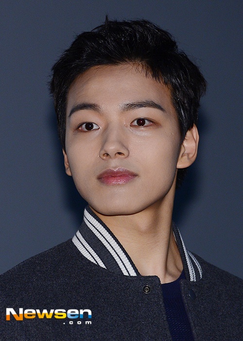 Khuôn mặt Yeo Jin Goo trắng toát nổi bật hơn khi diện bộ đồ tối màu, riêng phần trán còn những vệt phấn chưa được tán đều. Tài tử nhí cũng đánh son, thoa môi bóng. 
