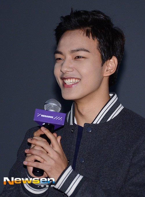 Nam diễn viên 17 tuổi xuất hiện với trang phục khỏe khoắn, năng động, tuy nhiên cánh phóng viên dễ dàng nhận ra gương mặt Yeo Jin Goo được đánh phấn quá đà.