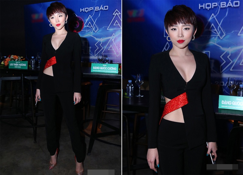 Ngoài váy, Tóc Tiên còn khéo khoe lợi thế vòng 1 từ chiếc áo sơ mi dài tay phối chiết eo, khoét cổ sâu, mang đến vẻ gợi cảm nhưng cũng cá tính cho người mặc.