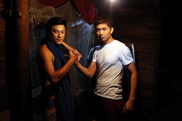 Nam ca sĩ Tim (Cát Vũ) từng đóng vài bộ phim truyền hình, với điện ảnh, anh từng có vai nhỏ trong Bóng ma học đường năm 2011. Vào dịp Tết này, ông xã Trương Quỳnh Anh sẽ quay lại màn ảnh rộng với một bộ phim mà anh có nhiều đất diễn hơn – Hợp đồng bắt ma. 