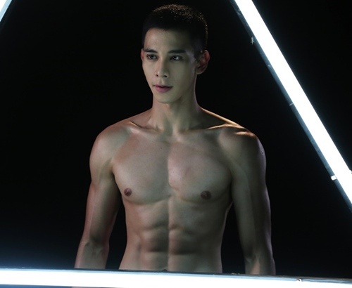 Từ danh hiệu hot boy ở một cuộc thi teen, Hồ Vĩnh Khoa sớm trở thành mỹ nam của showbiz Việt và bắt đầu ca hát từ năm 2010. Tuy nhiên, Vĩnh Khoa chưa gây được sự chú ý với vai trò ca sĩ, thay vào đó anh được biết đến với tư cách diễn viên. Năm 2013, Hồ Vĩnh Khoa còn tham gia cuộc thi Bước nhảy hoàn vũ, anh cũng tập trung vào kinh doanh, hiếm khi xuất hiện trên truyền thông. 