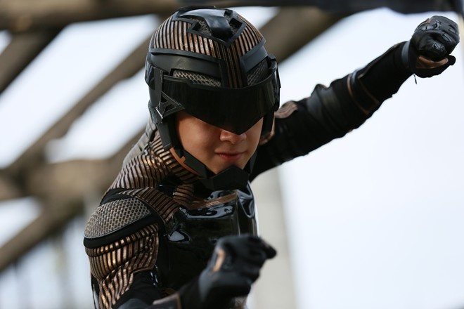 Sau vai phụ trong bộ phim Chàng trai năm ấy gây sốt trên các rạp trong năm qua, Ngô Kiến Huy đảm nhận vai nam chính trong tác phẩm mới của đạo diễn Dũng “khùng”. Anh vào vai chàng siêu nhân của bộ phim Siêu nhân X, đóng cặp cùng chân dài Thanh Hằng. 