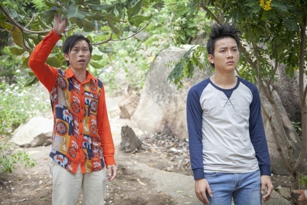 Hoài Lâm đóng vai cậu con trai thất lạc của nhân vật Hai Mùi (Việt Hương đóng), trong khi Hoài Linh  làm “bạn trai” của mẹ Hoài Lâm trong phim. Cặp bố con đình đám có những cảnh quay rượt đuổi khá hài hước trong những trailer được hé lộ. Bộ phim thuộc thể loại hài hước, gia đình. 