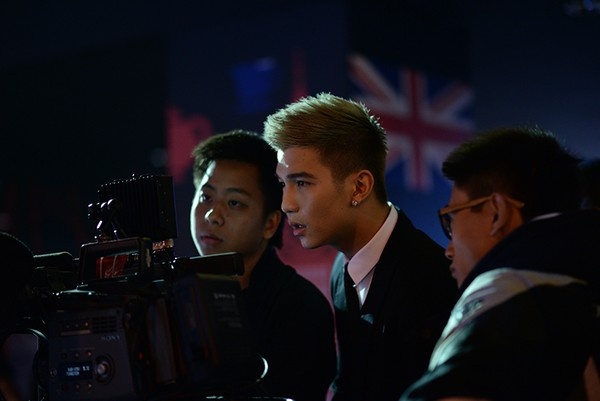 Tháng 1 vừa qua, nam ca sĩ cho ra mắt MV Put Your Hands Up mà anh đảm nhận nhiều vai trò trong quá trình thực hiện như đạo diễn, biên đạo, hậu kì. Sau một thời gian trau chuốt, nam ca sĩ tự tin phát hành MV và nhận được nhiều lời khen từ khán giả và đặc biệt là nhà sản xuất âm nhạc Hitesh Ceon từng cộng tác với các ca sĩ CeeLo Green, Musiq Soulchild, Snoop Dogg, khen tặng. 