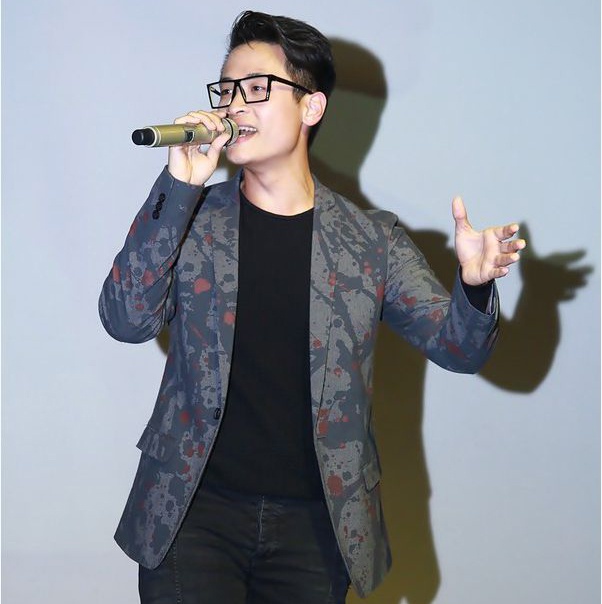 Chỉ tới tháng 12/2014, sau 4 năm kể từ album solo hồi năm 2010, Hà Anh Tuấn mới trở lại bằng album mới Lava – Dung nham. Nam ca sĩ sinh năm 1984 đầu tư khá mạnh cho lần tái xuất với hy vọng chất nhạc văn minh, hiện đại của Lava sẽ được khán giả đón nhận. Lava gồm 8 ca khúc mới, trong đó ca khúc Cuộc chiến đã được dựng MV và ra mắt. 