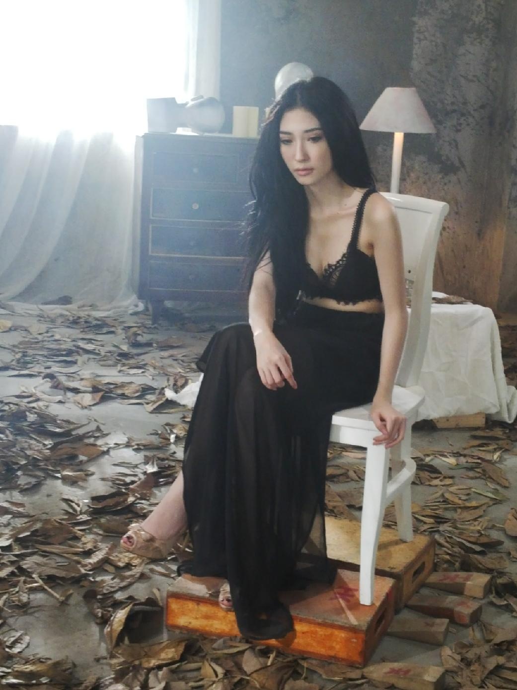 Đầu tháng 1, nữ ca sĩ trẻ tung ra MV Đừng cố níu kéo. Nhạc phẩm mới không chỉ đánh dấu sự trở lại sau thời gian im ắng mà còn là dấu mốc cho hình ảnh của cô. Từ hình tượng trong sáng, ngọt ngào, Khổng Tú Quỳnh muốn hướng đến phong cách trưởng thành, gợi cảm. 