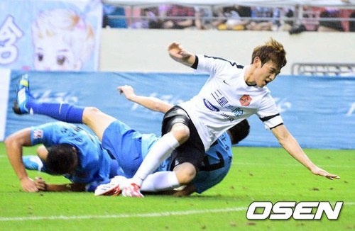 5 sao nam Kpop suyt tro thanh van dong vien bong da hinh anh