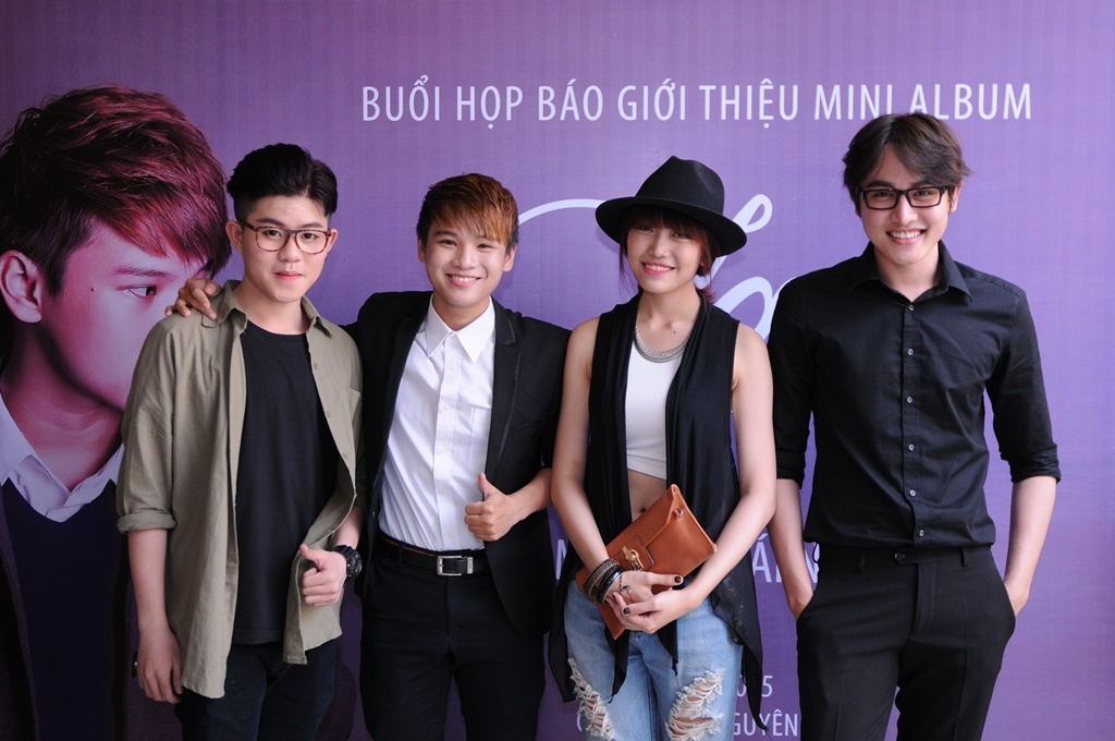 Hình ảnh Thái Ngân và bạn bè trong buổi giới thiệu mini album vừa qua.