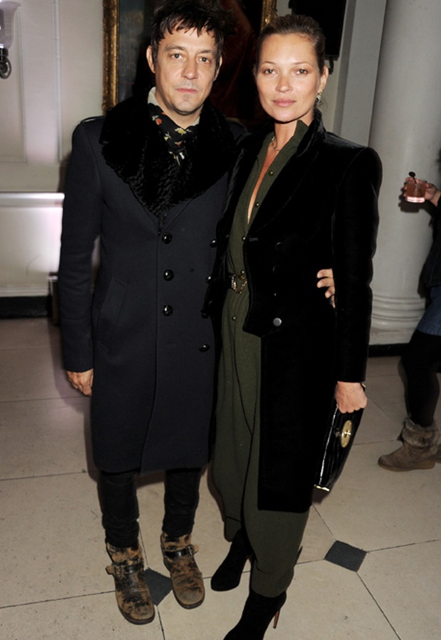 Siêu mẫu Kate Moss tìm được chồng từ lần cô dùng công cụ tìm kiếm Google với mục đích tiêu khiển. Nhưng khi hình ảnh rocker Jamie Hince hiện ra, cô thấy thú vị và bắt đầu tìm hiểu. Năm 2011, cặp đôi kết hôn sau 4 năm hẹn hò. 