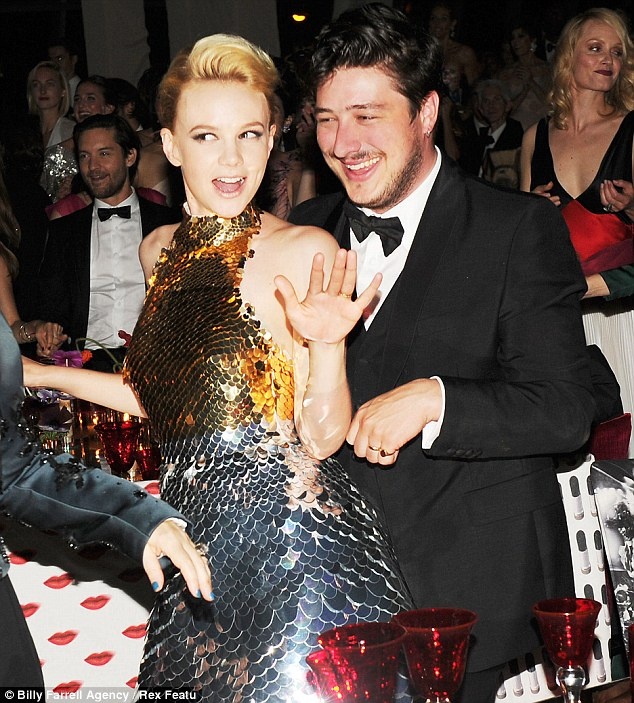 Nữ diễn viên xinh đẹp Carey Mulligan và ông xã là nam ca sĩ nổi tiếng Marcus Mumford – thành viên nhóm Mumford and Sons vốn là đôi bạn từ nhỏ. Khi lớn lên và gặp lại, họ hẹn hò và làm đám cưới vào năm 2012. 