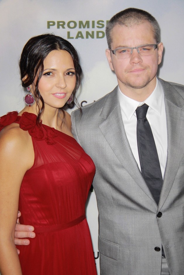 Tài tử Matt Damon quen cô vợ Luciana Barroso trong một quán bar ở Miami vào năm 2003 khi anh đang đóng bộ phim Stuck On You. Vào thời điểm đó, Luciana là nhân viên pha chế của quán, Matt kể lại: “Tôi trông thấy cô ấy đi qua một căn phòng đông người” và anh yêu Luciana từ cái nhìn đầu tiên.