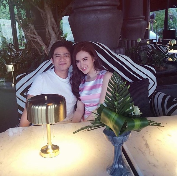 Angela Phương Trinh và bác sĩ Chiêm Quốc Thái.