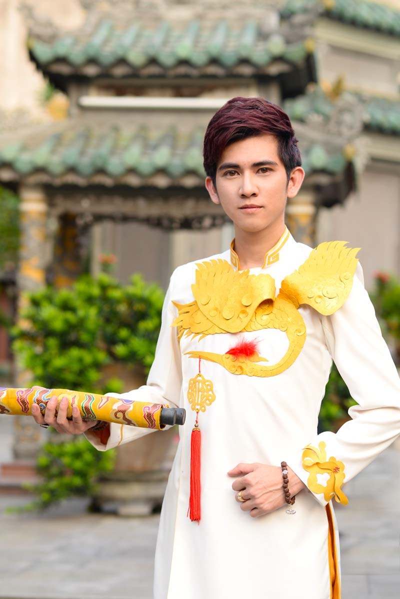 Trên nền bản phối hiện đại và sôi động hơn, con trai nuôi của danh hài Hoài Linh không chỉ gây ấn tượng bởi giọng hát tốt mà còn đem đến những cảm xúc mới cho một ca khúc vốn đã quen thuộc.