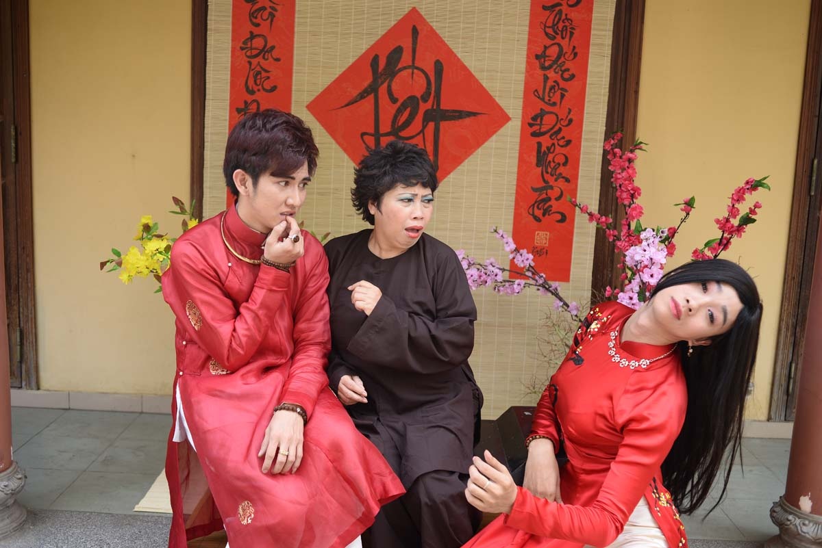 Bên cạnh đó, với sự tham gia diễn xuất của nghệ sĩ hài Phi Phụng, diễn viên Hải Triều, câu chuyện trong MV cũng rất thú vị.