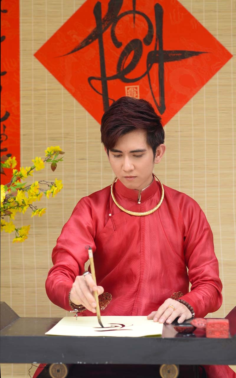 Trong MV, Đăng Nguyên GoBi cũng tranh thủ biểu diễn tài nghệ viết thư pháp...