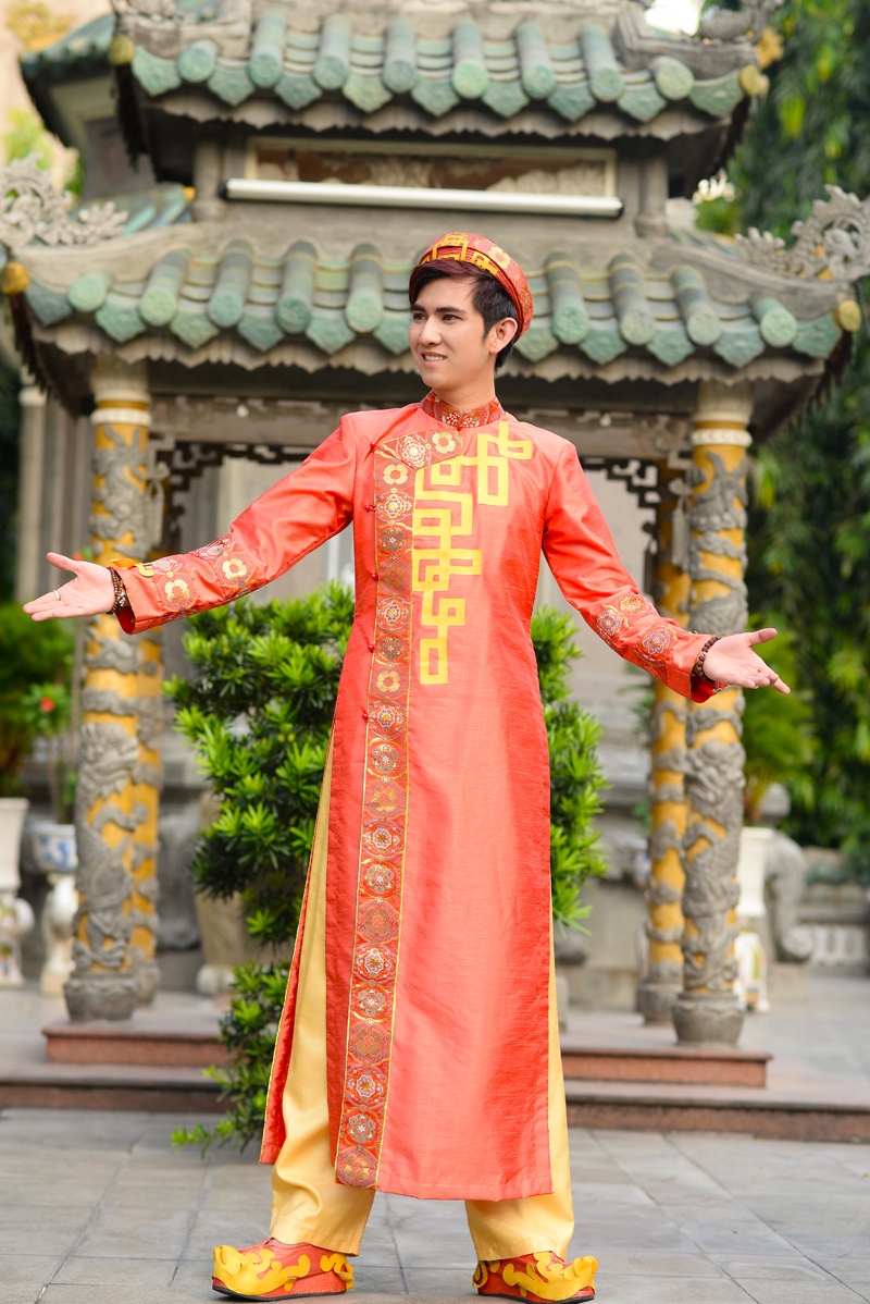 ...và “khoe” những chiếc áo dài độc đáo do chính tay mình thiết kế. Trước đó, anh từng là người thiết kế trang phục cho bố nuôi Hoài Linh trong các sự kiện, chương trình lớn (Gương mặt thân quen, Vietnam’s Got Talent…).