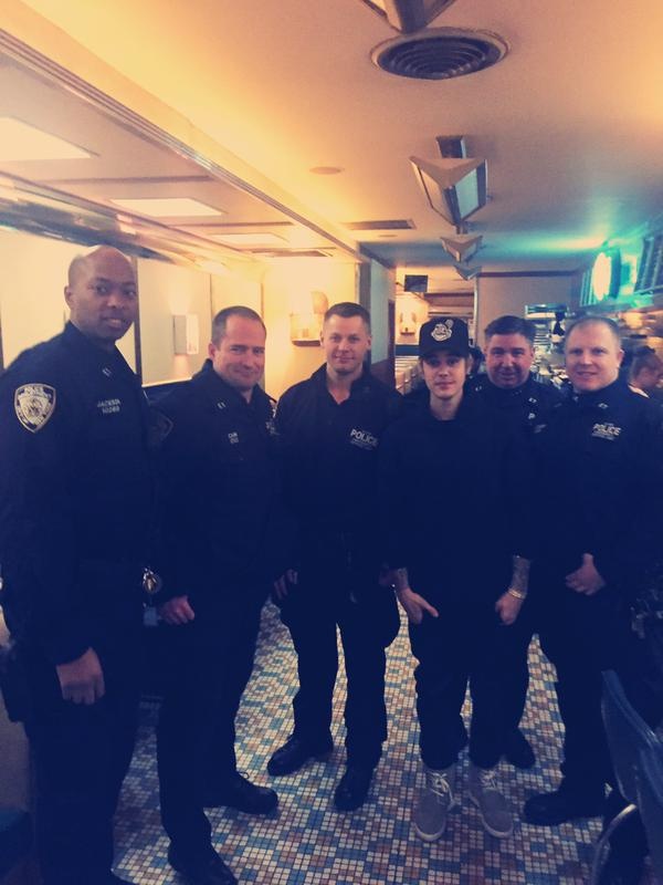 Justin Bieber cùng nhóm cảnh sát mà anh mời họ bữa tối.