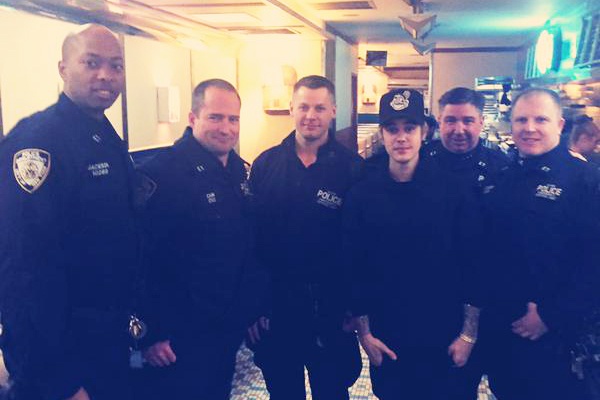 Justin Bieber chieu dai canh sat bua toi hinh anh