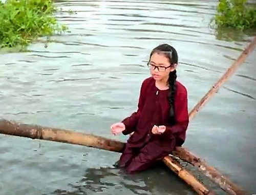 MV Que em mua nuoc lu - Phuong My Chi hinh anh