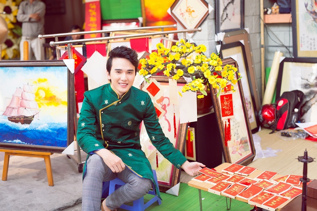 Trước thời khắc chuyển giao giữa năm cũ và năm mới đang cận kề, ca sĩ Khắc Minh - giọng ca trẻ trưởng thành từ cuộc thi Nhân tố bí ẩn 2014 - tranh thủ thực hiện bộ ảnh gửi đến các fan, những người đã luôn theo dõi, ủng hộ và yêu mến anh.