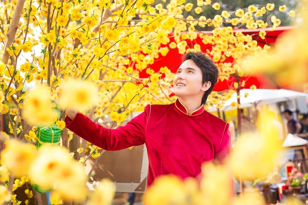 “Bán cổ điển không chỉ là thể loại kén người nghe mà nó còn là thử thách khó nhằn cho cả người hát, để thể hiện dòng nhạc này đòi hỏi ca sĩ phải có kỹ năng thanh nhạc tốt. Ngoài phần luyện tập cùng cô giáo, tôi may mắn được các anh trong nhóm hướng dẫn, hỗ trợ rất nhiều từ kỹ thuật thanh nhạc, kinh nghiệm sân khấu, đến những mối quan hệ mới. Hy vọng nỗ lực của nhóm trong năm 2015 sẽ được mọi người đón nhận, yêu thương nhiều hơn” - Khắc Minh bộc bạch thêm.