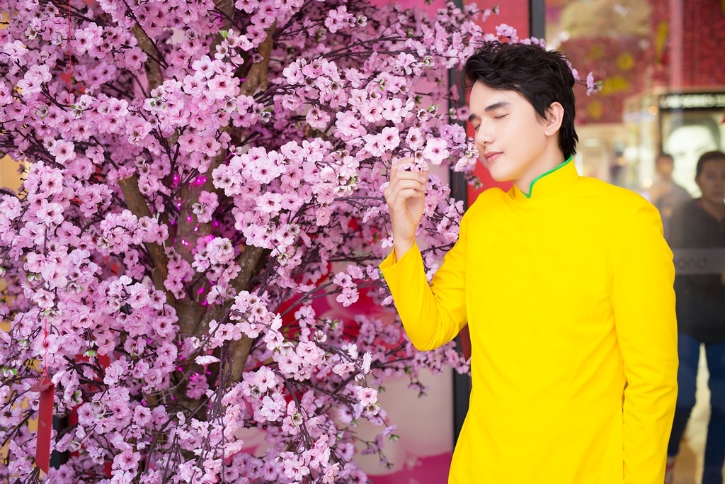 Về những dự án âm nhạc trong năm 2015, Khắc Minh bật mí sắp tới nhóm Ayor sẽ có một liveshow cùng ca sĩ Văn Mai Hương, trong đó có khách mời là những nghệ sĩ hàng đầu Việt Nam. Sau liveshow, Ayor cũng trình làng album mới nhằm đến gần hơn với công chúng yêu nhạc. Song trước nhất, nhóm sẽ góp mặt trong chương trình Bài hát yêu thích vào ngày mùng 8 Tết tại Thủ đô Hà Nội.