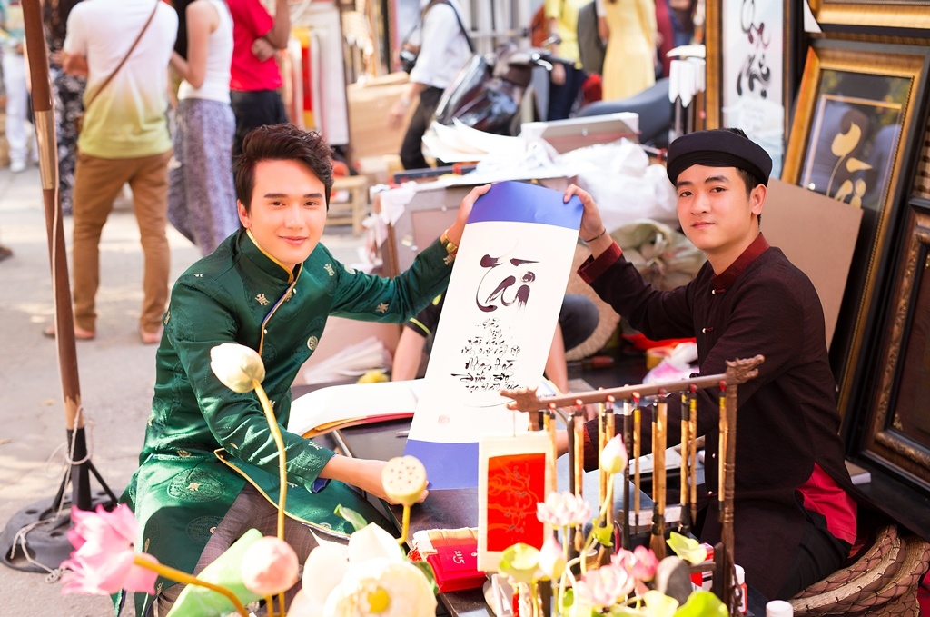 Một số hình ảnh ca sĩ Khắc Minh xin chữ thầy đồ điển trai tại phố ông đồ.