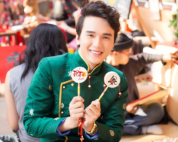 Hot boy X Factor dien ao dai xuong pho ngay Tet hinh anh