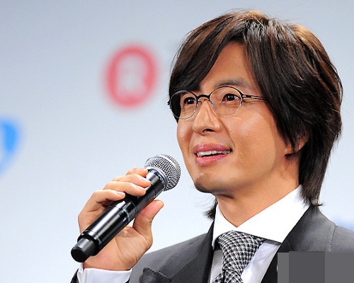 Bae Yong Joon chia tay ban gai dai gia hinh anh