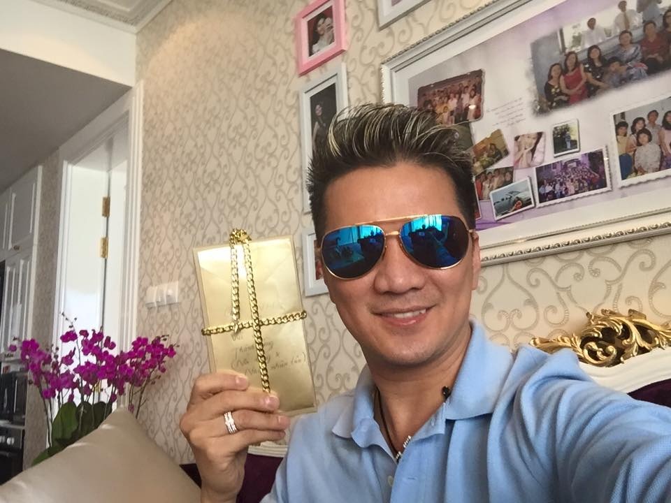 Riêng với “ông hoàng nhạc Việt” Đàm Vĩnh Hưng, anh hào hứng đăng tải hình ảnh bản thân nhận được quà kèm dòng chia sẻ trên trang cá nhân: “Vừa bắt đầu ngày mới đã nhận được lộc to đùng. Vui vui vui!!! Mong là sẽ được bình yên và nhiều lộc như thế này trong cả năm...”.