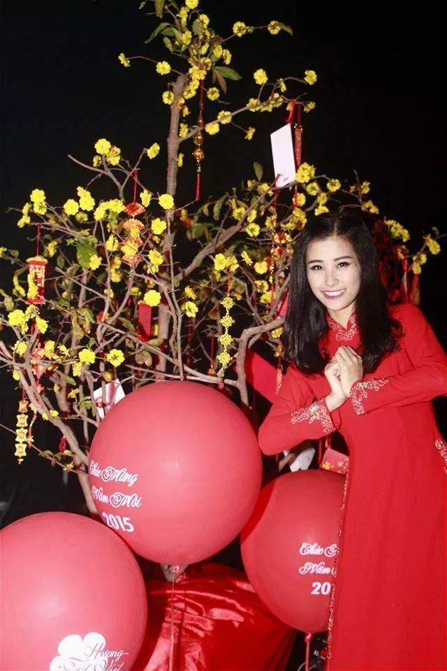 Không bật mí cụ thể hoạt động hay lịch diễn nhưng Đông Nhi vẫn cập nhật status chúc Tết công chúng yêu nhạc trên fanpage của mình. Cô viết: “Chúc cả nhà một năm mới an khang thịnh vượng”.